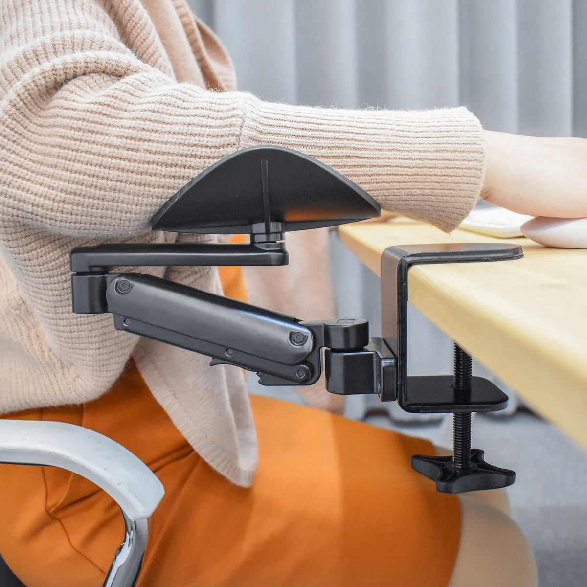 Schwarze, höhenverstellbare Armstütze RELEX RT1 mit Tischklemme und Gelenkarm von hjh OFFICE