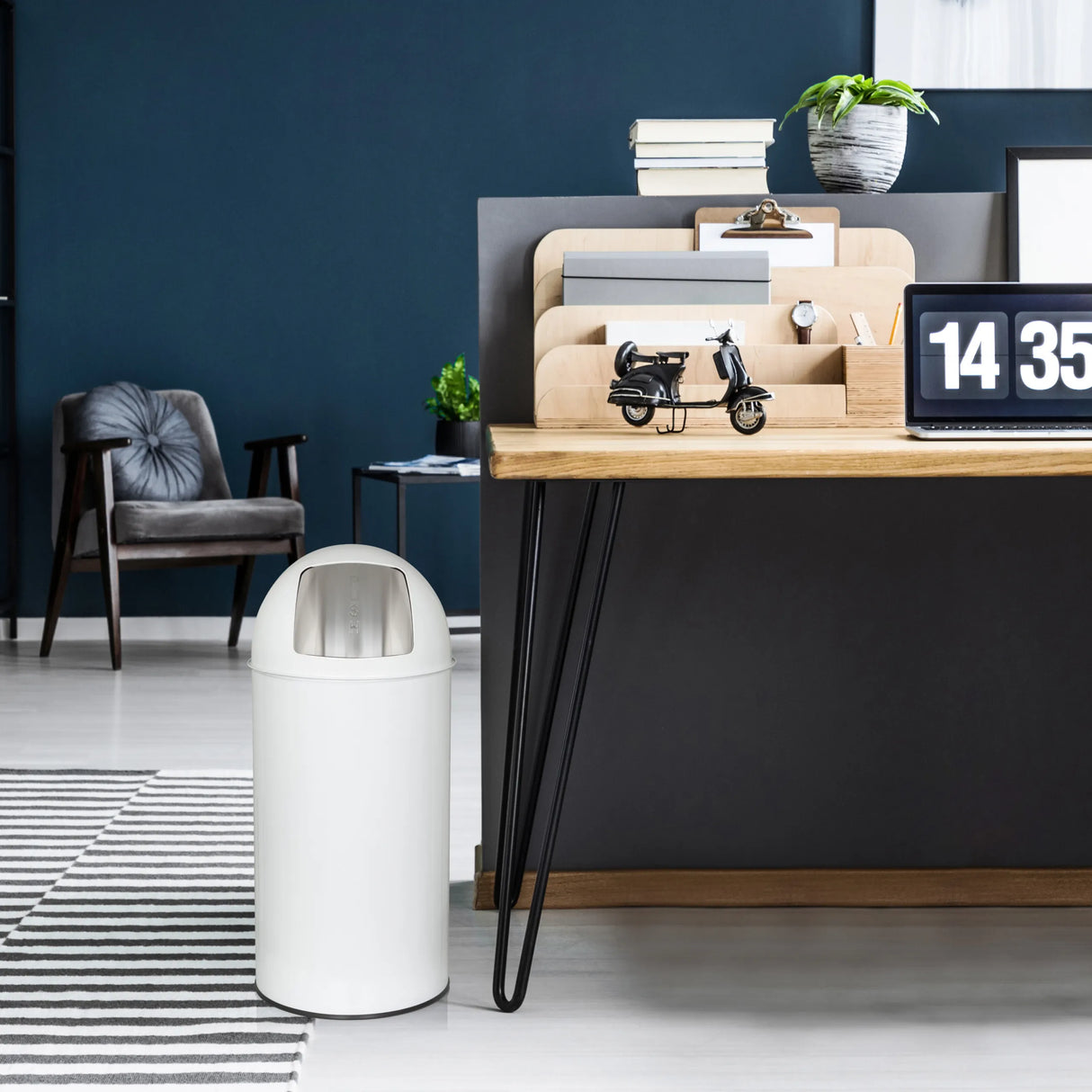 Weißer Mülleimer PUSH 35L mit 35 Litern Fassungsvermögen von hjh OFFICE