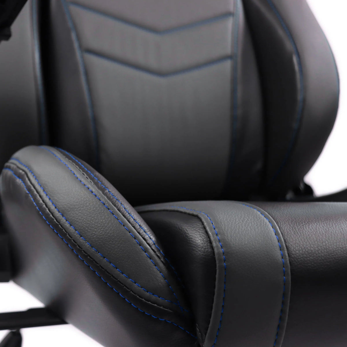 Gepolsterte Armlehne und Rückenlehne des Gamingstuhls GAMEBREAKER POLARYS I in Grau mit blauen Nähten von hjh OFFICE