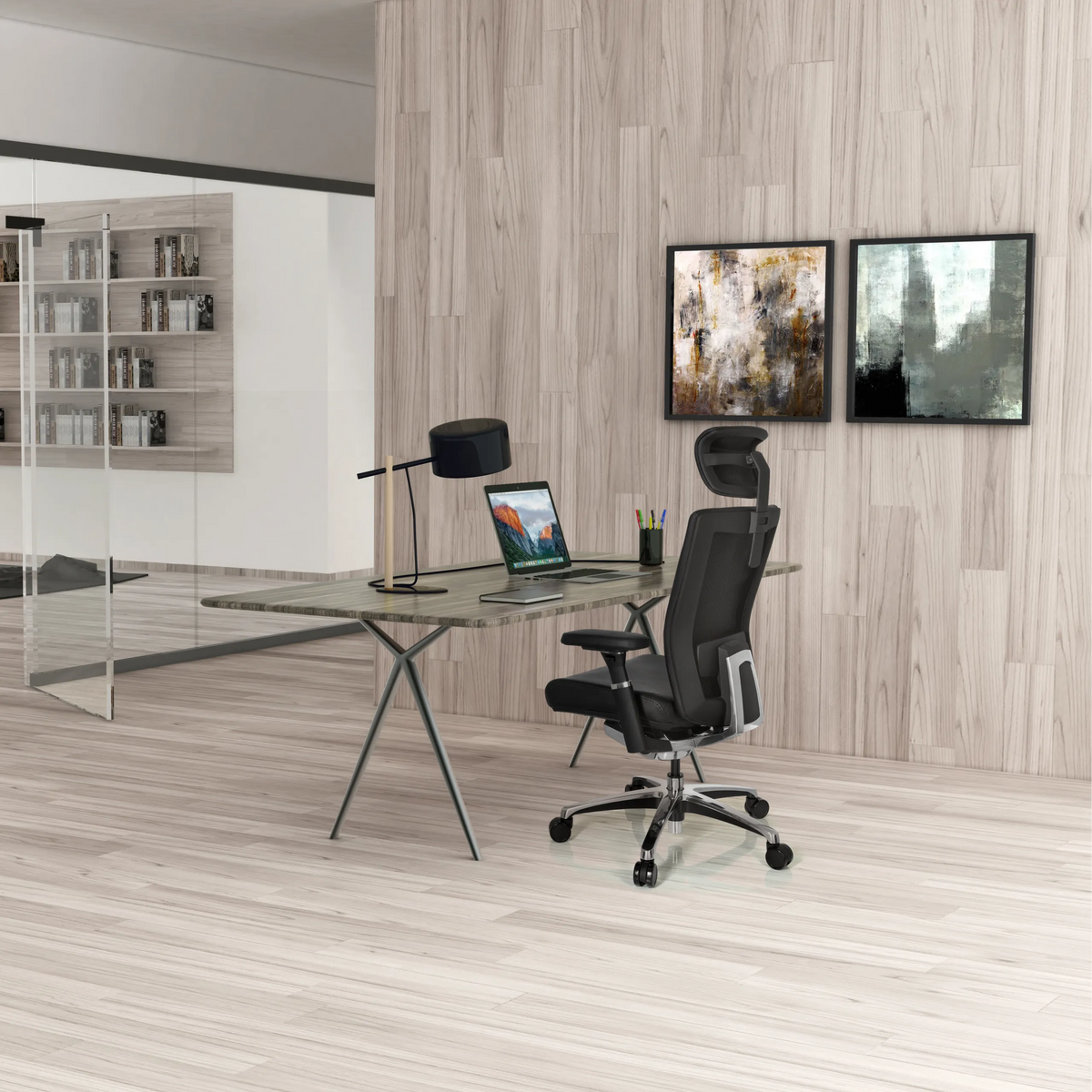 Schwarzer Profi-Bürostuhl NOVA aus Leder an einem Schreibtisch in einem modern gestalteten Büro von hjh OFFICE