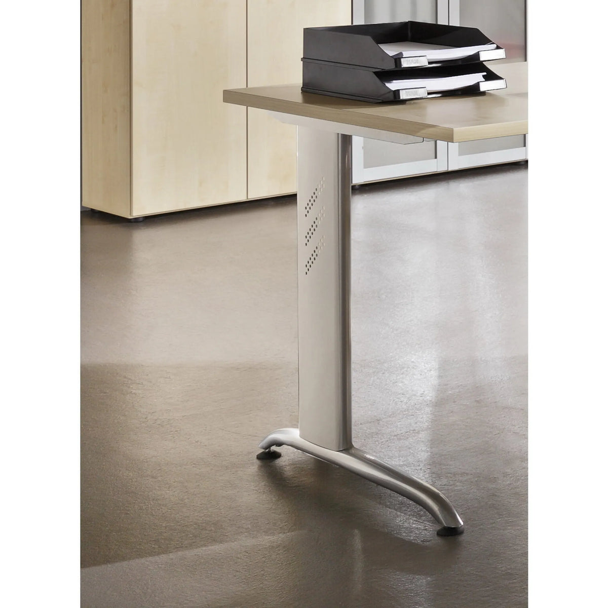 Tischfuß aus Metall mit Sternfuß des Schreibtischs BELA 8 S von hjh OFFICE PRO