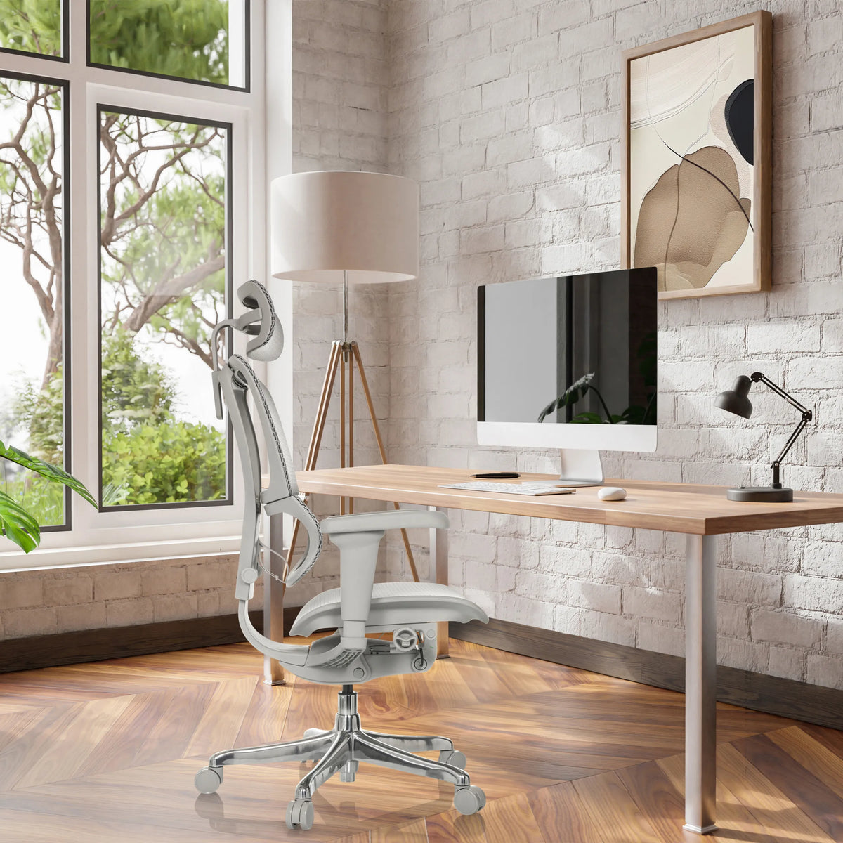 Luxus-Chefsessel ERGOHUMAN SLIM ULTRA G GEN2 mit grauer Netzbespannung in einem hellen Homeoffice von hjh OFFICE