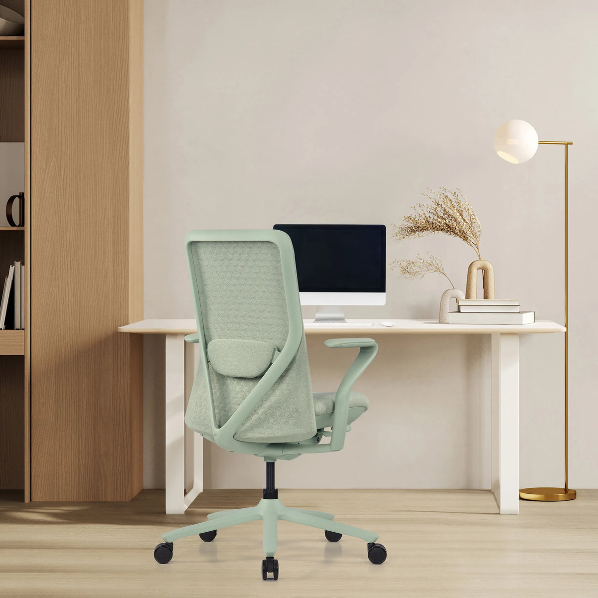 High-End-Bürostuhl VERVIO in Salbei mit Netzrückenlehne vor einem weißen Schreibtisch von hjh OFFICE