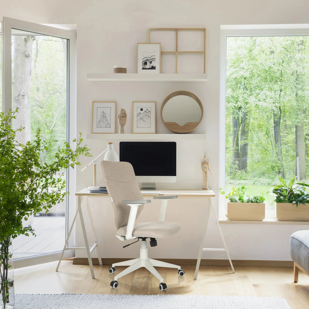 Beiger Home-Office-Bürostuhl COSIO II mit weißen Armlehnen und Rollen von hjh OFFICE