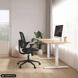 Homeoffice-Bürostuhl Malio in Schwarz an einem höhenverstellbaren Schreibtisch von hjh OFFICE (KI-generiertes Bild)