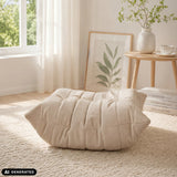 Beiger Sitzsack Sitzolo Podi mit Steppstruktur auf einem hellen Teppich von hjh LIVING (KI-generiertes Bild)