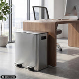 Silberner Mülleimer Clean 10 mit zwei 15-Liter-Fächern und Fußpedalen von hjh OFFICE (KI-generiertes Bild)