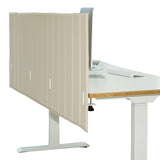 Beige Tischtrennwand FLEXMIUT ROLL mit vertikaler Steppung an einem Schreibtisch von hjh OFFICE