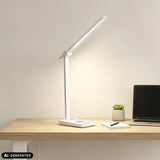 Weiße Schreibtischlampe Lumanova D1 mit schmalem Leuchtkopf auf einem Holztisch von hjh OFFICE (KI-generiertes Bild)