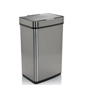 Sensor-Mülleimer CLEAN IV in Silber mit flachem Deckel und glänzender Edelstahloberfläche von hjh OFFICE