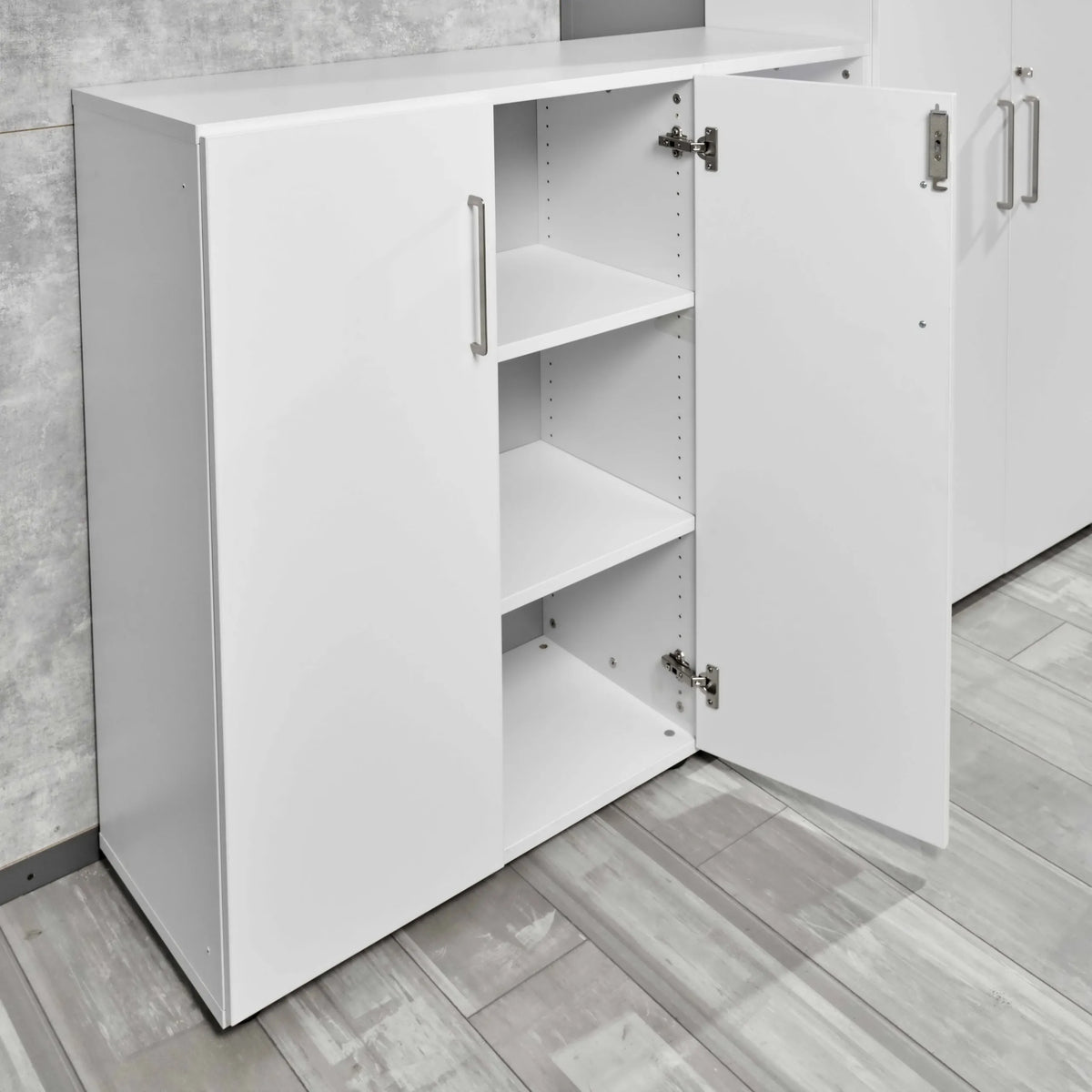 Geöffneter Schrank BETA 9 in Grau mit zwei Türen und zwei Fachböden von hjh OFFICE PRO