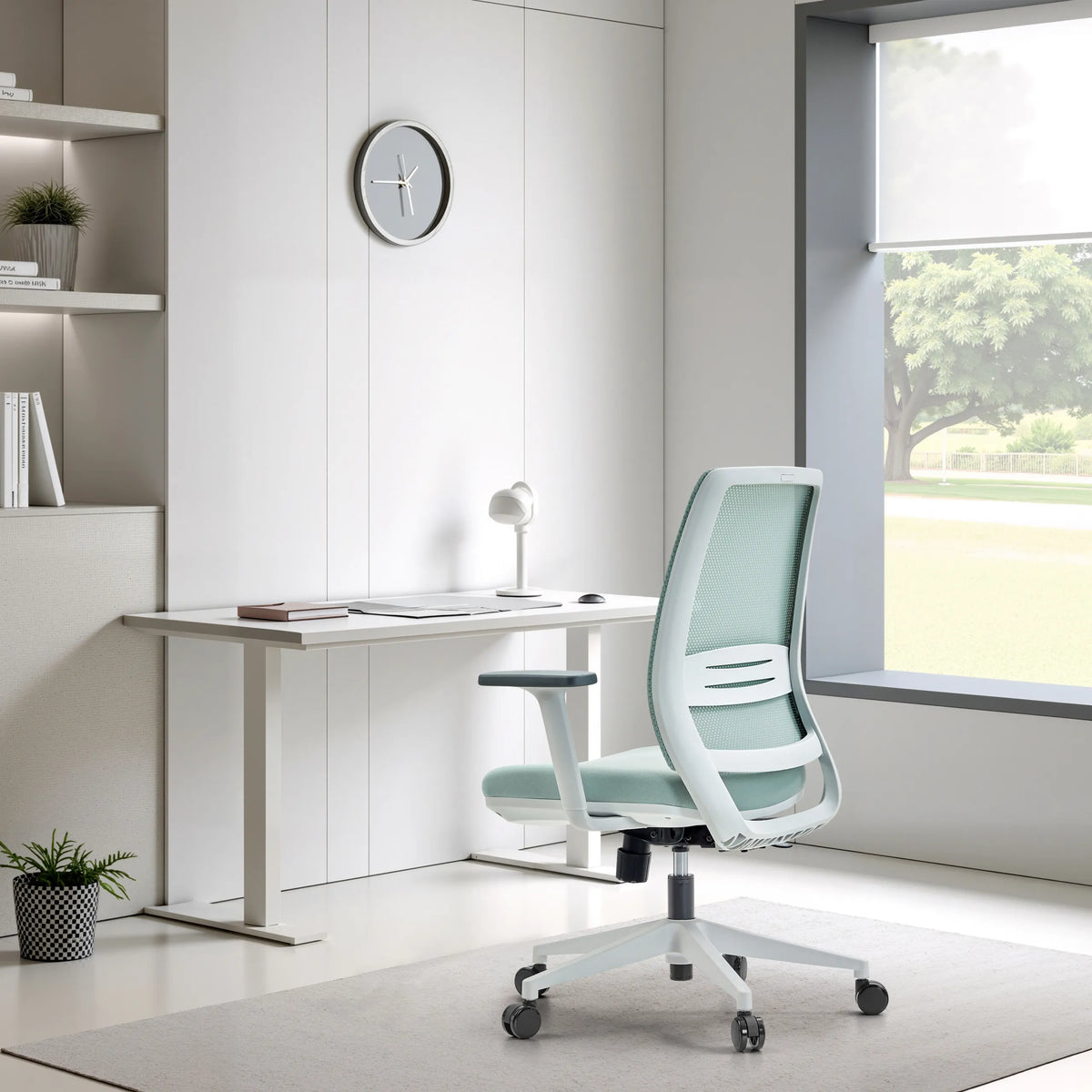 Homeoffice-Bürostuhl PROFONDO ECO W in Mint mit Netzrückenlehne an einem weißen Schreibtisch von hjh OFFICE