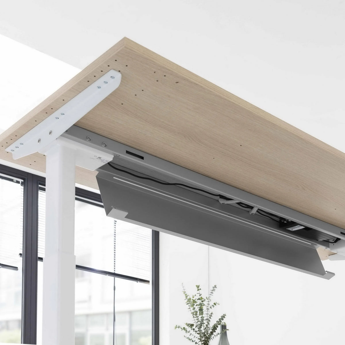 Unterbau und Gestell des elektrisch höhenverstellbaren Schreibtischs XBHM 12 SS in Asteiche von hjh OFFICE PRO