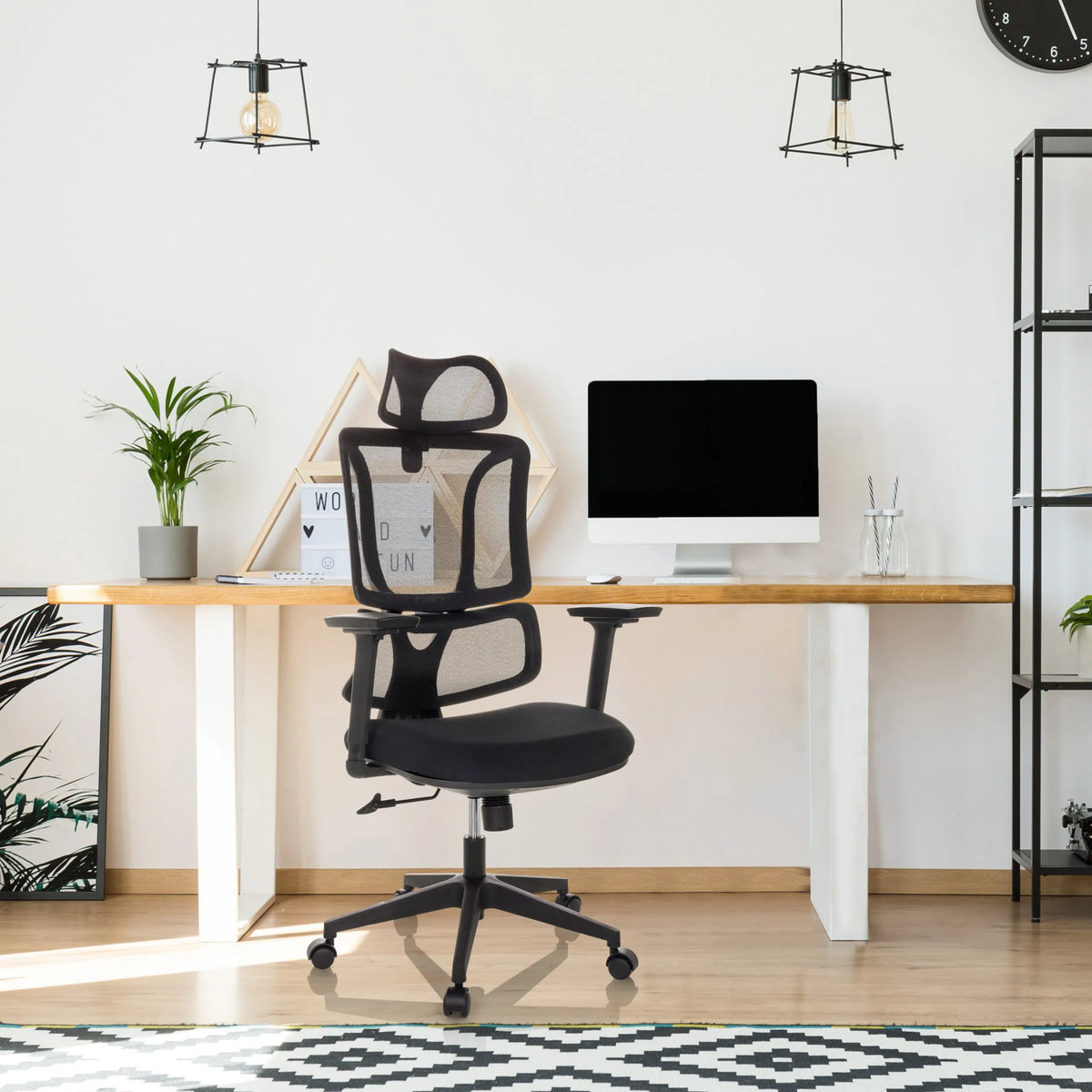 Homeoffice-Bürostuhl ERGOMY mit Netzrückenlehne und schwarzem Rahmen von MyBuero