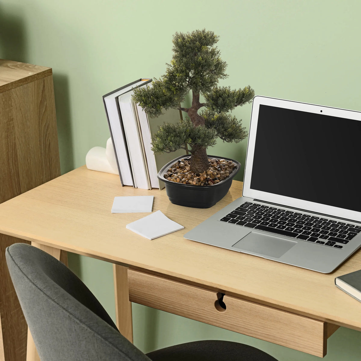 Kunstpflanze BONSAI als kleiner Bonsai in einem schwarzen Topf auf einem Schreibtisch von hjh OFFICE