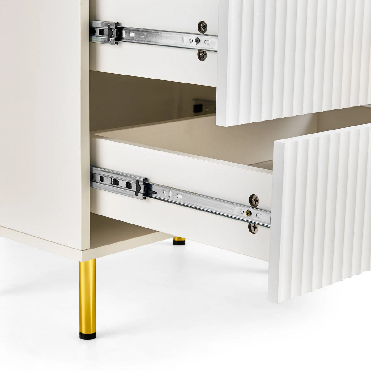 Ausgezogene Schubladen mit Metallschienen und geriffelter Front der Kommode Hjelle K von hjh LIVING