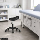 Schwarzer Sattelhocker Sattix mit fünf Rollen in einem Behandlungszimmer von hjh OFFICE (KI-generiertes Bild)