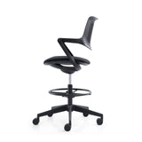 Schwarzer Counterstuhl FLEX CHAIR C mit Netzrückenlehne und Fußring auf fünf Rollen von Bosen Europe