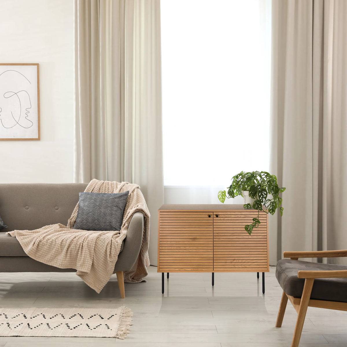 Sideboard LINNO S aus Eiche mit geriffelten Fronten und schwarzen Metallfüßen von hjh LIVING