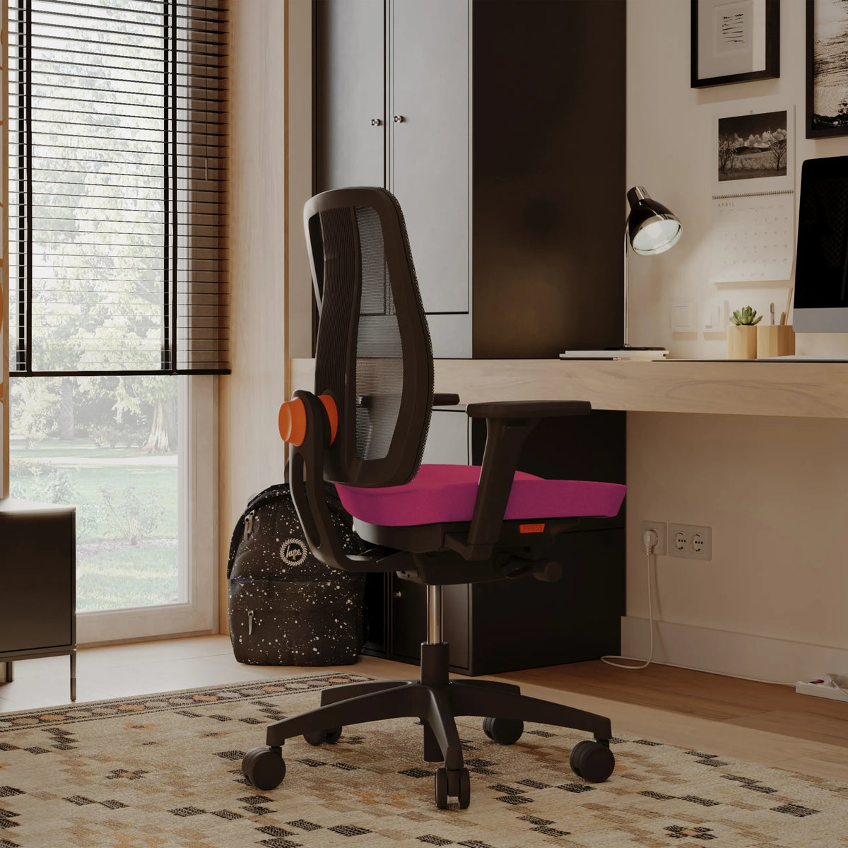 Rosa Kinderdrehstuhl ERGOJUNIOR BS mit Netzrückenlehne und schwarzen Armlehnen im Homeoffice von Grospol