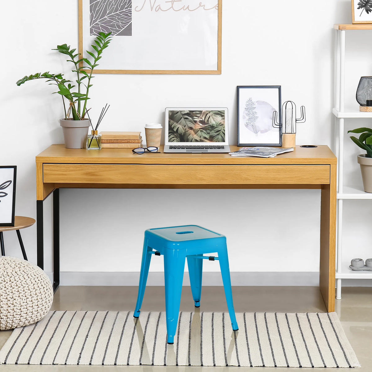 Hellblauer Bistrohocker VANTAGGIO mit quadratischer Sitzfläche und vier Beinen von hjh OFFICE