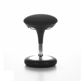 Schwarze Stehhilfe SITNESS 20 mit gepolsterter Sitzfläche und rundem Fuß von Topstar – 360-Grad-Ansicht (schräge Frontansicht 60°)