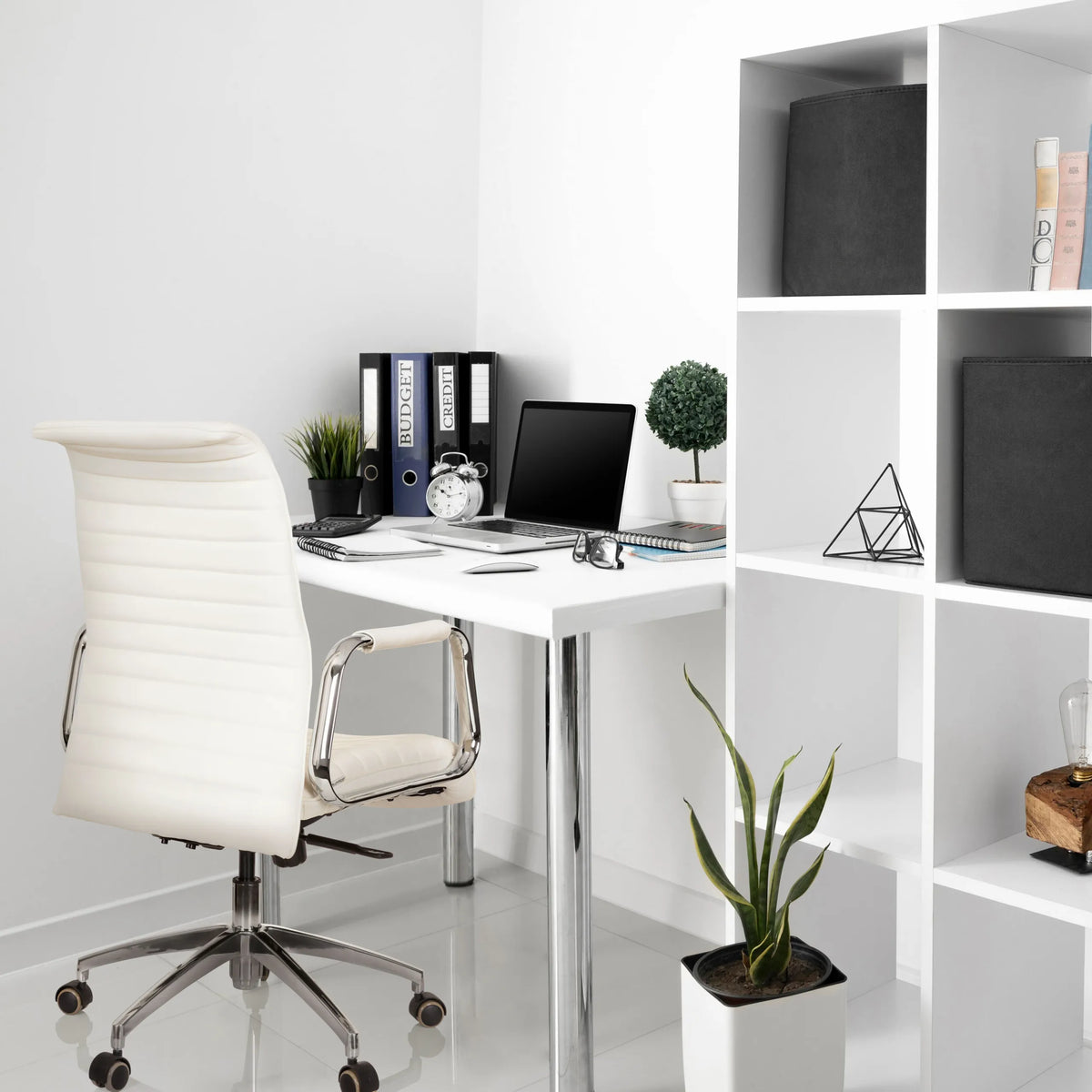 Cremeweißer Profi-Chefsessel ASPERA 10 mit gesteppter Polsterung und Chromgestell von hjh OFFICE