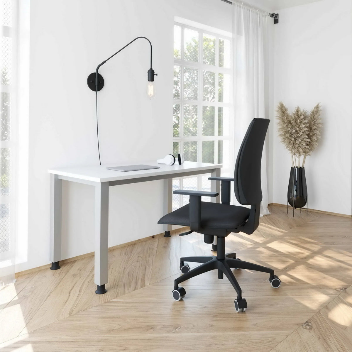 Weißer, höhenverstellbarer Schreibtisch HILO 614 S mit silbernen Beinen von hjh OFFICE PRO