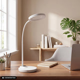 Weiße Schreibtischlampe Lumanova D5 mit gebogenem Hals auf einem Holztisch von hjh OFFICE (KI-generiertes Bild)