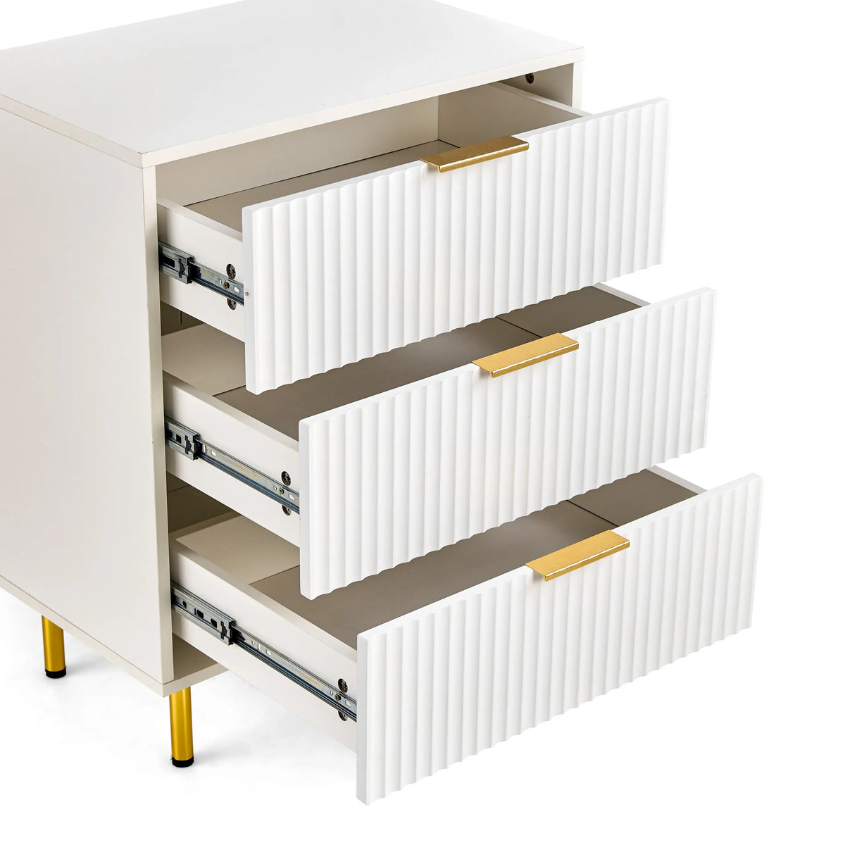 Ausgezogene Schubladen mit geriffeltem Frontdesign der Kommode Hjelle K in Weiß mit goldfarbenen Griffen von hjh LIVING