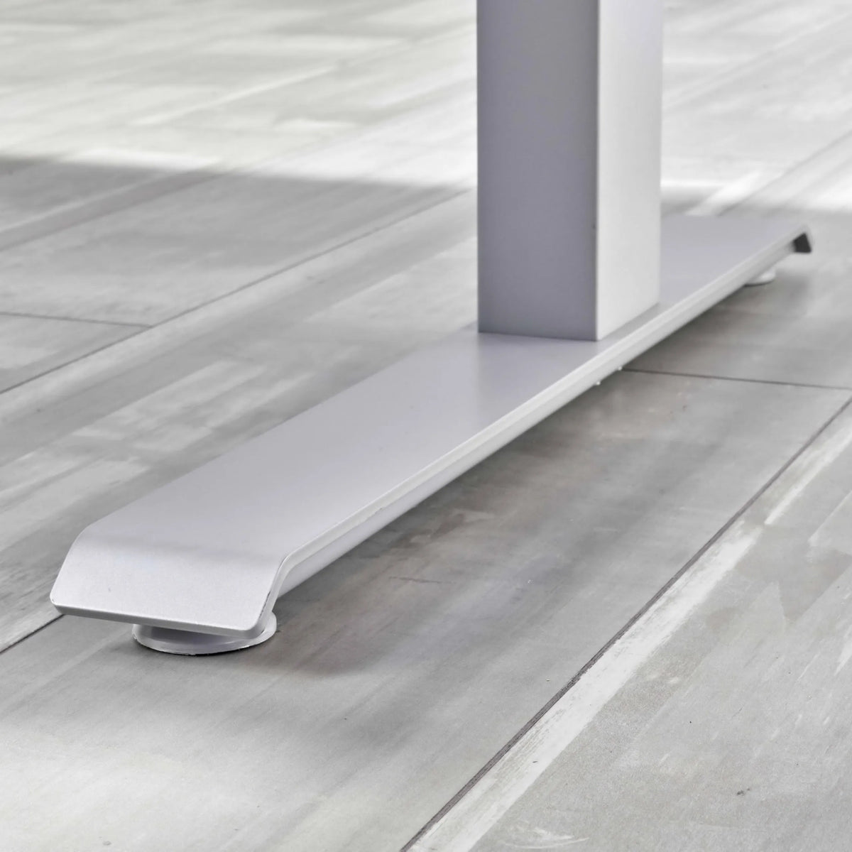 Flacher Standfuß des elektrisch höhenverstellbaren Schreibtischs XDKB 16 S von hjh OFFICE PRO