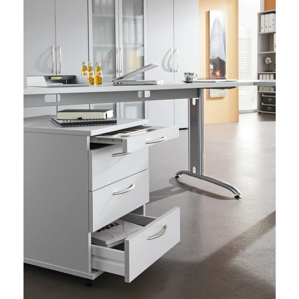 Rollcontainer der Serie BELA 8 S mit drei ausgezogenen Schubladen in Grau von hjh OFFICE PRO