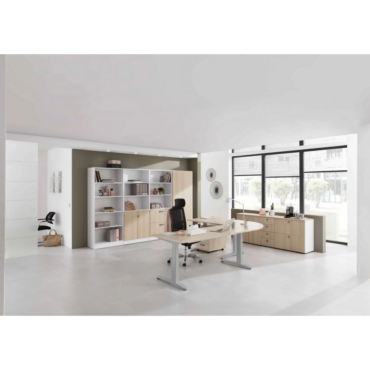 Höhenverstellbarer Schreibtisch XTRA XB 2E SS in Asteiche mit zwei Gestellbeinen in einem hellen Büro von hjh OFFICE PRO