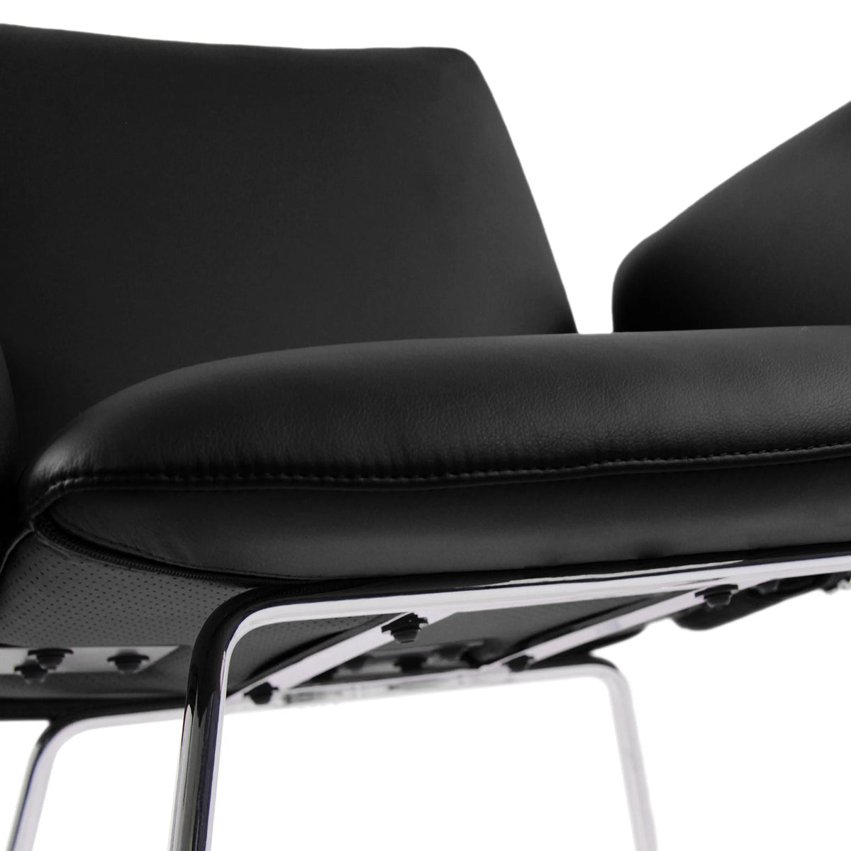 Sitzfläche und Untergestell aus Chrom des Polsterstuhls DESIGNIA V in Schwarz von hjh OFFICE