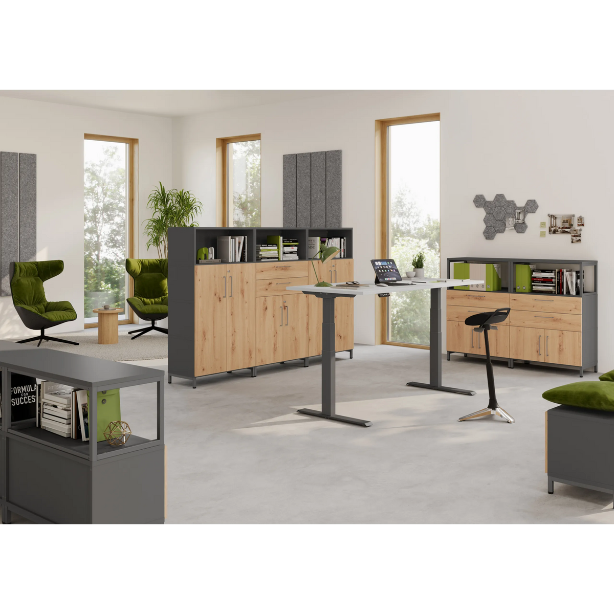 Korpus der Serie FlexWall in Graphit mit Holzfronten und Stellfüßen von hjh OFFICE PRO