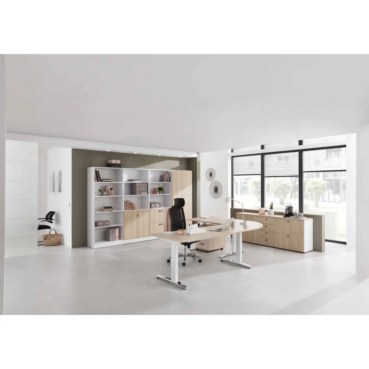 Höhenverstellbarer Schreibtisch XTRA XB 8 WC in Asteiche mit weißem Untergestell von hjh OFFICE PRO