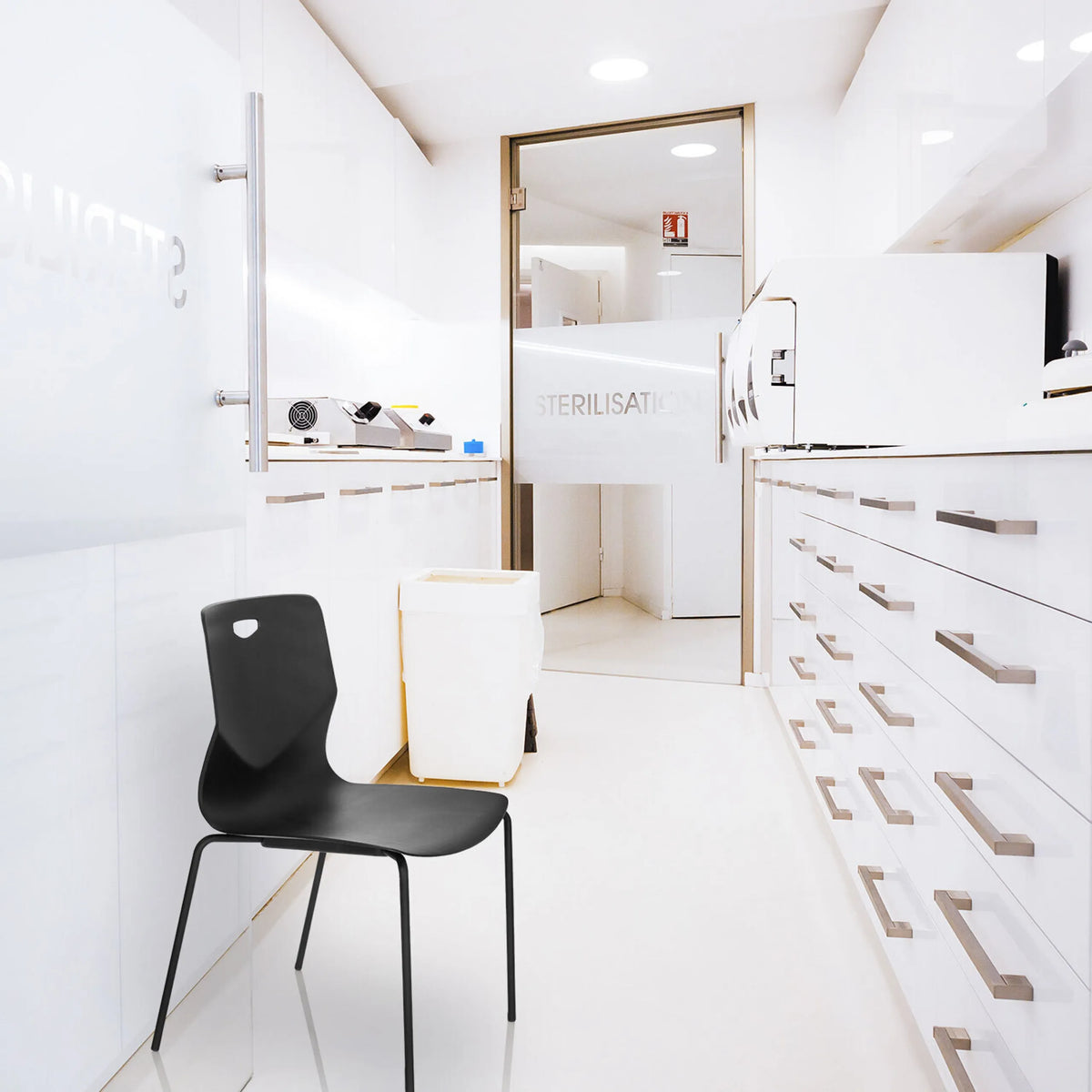 Schwarzer Vierfußstuhl T36 V mit minimalistischer Sitzschale von hjh OFFICE