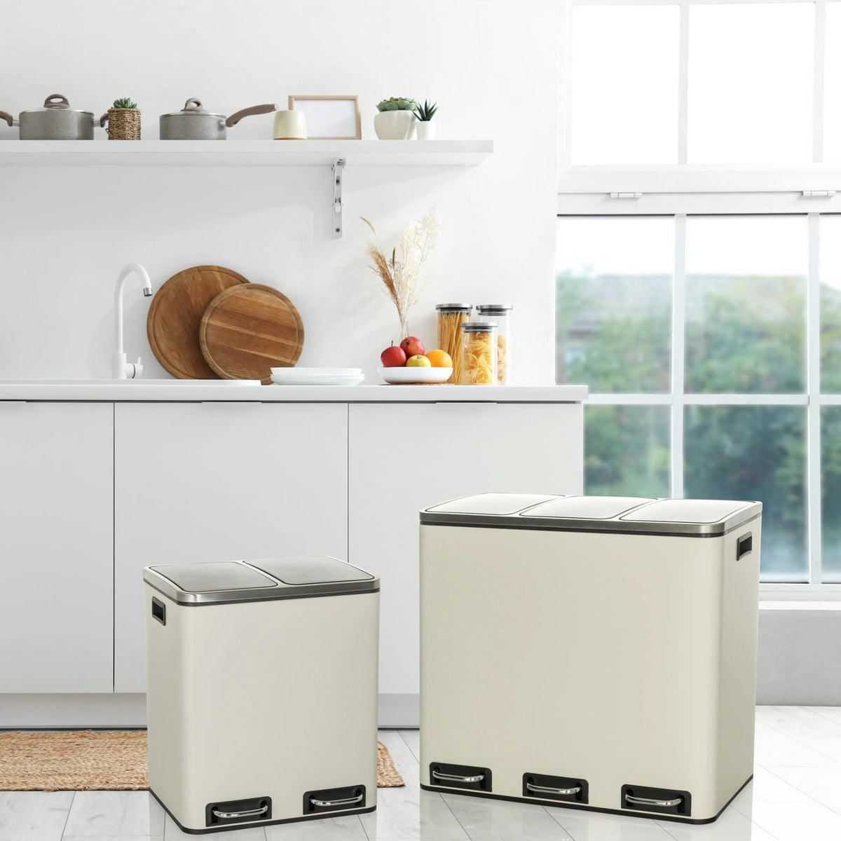 Zwei beige Mülleimer Clean 9 mit silberfarbenen Deckeln und Trittpedalen in einer Küche von hjh OFFICE