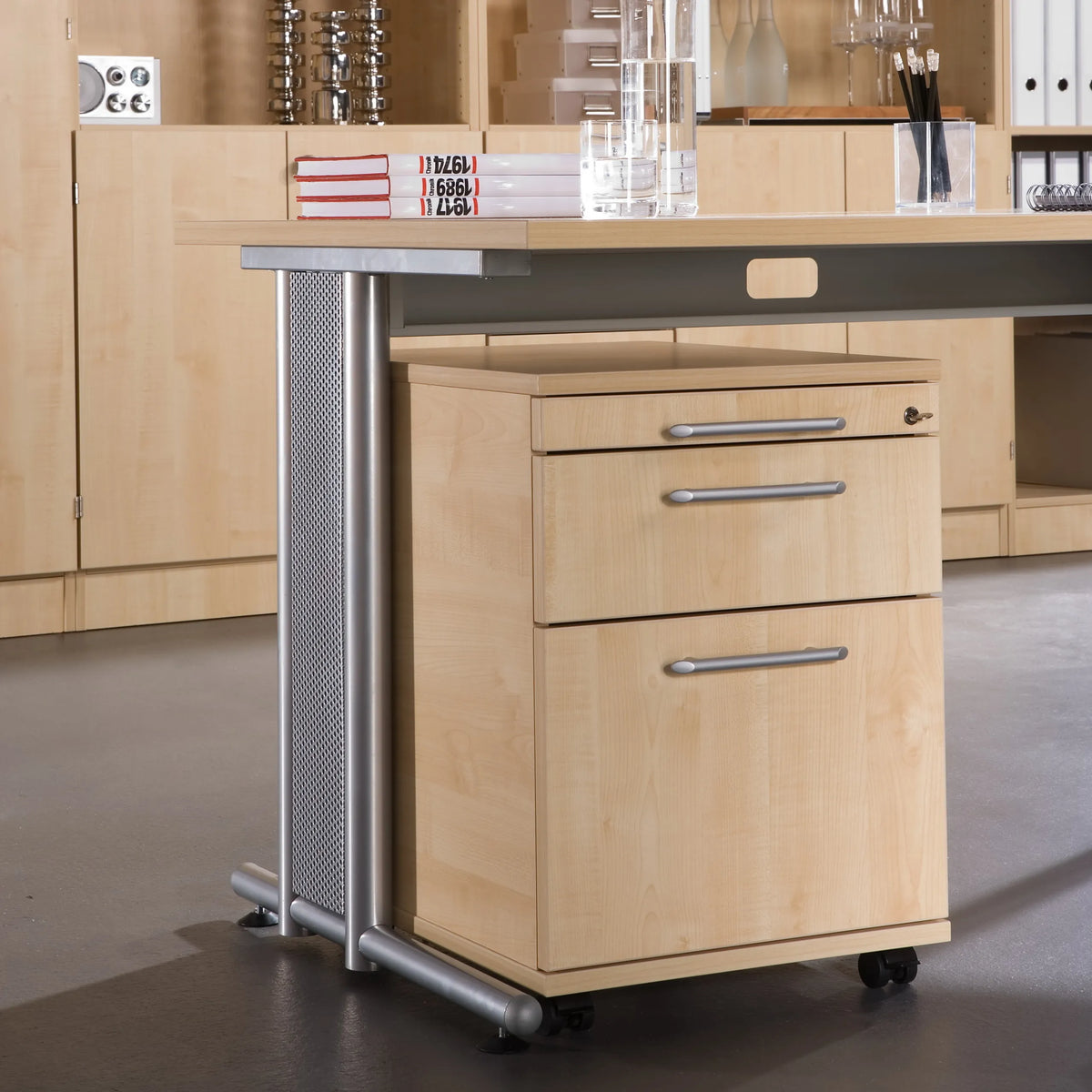 System Rollcontainer SIGNA AC20 in Asteiche mit Metall-Bügelgriffen und Rollen von hjh OFFICE PRO