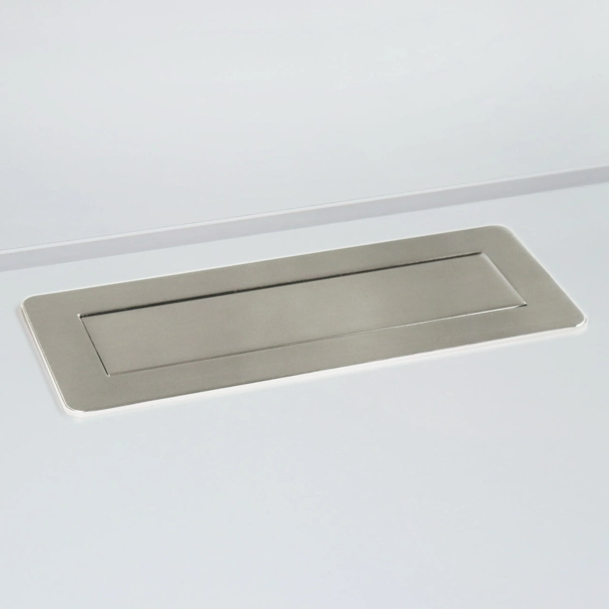 Aluminium-Einbaurahmen der Steckdosenleiste ELDUSB0 aus dem Zubehör von hjh OFFICE PRO