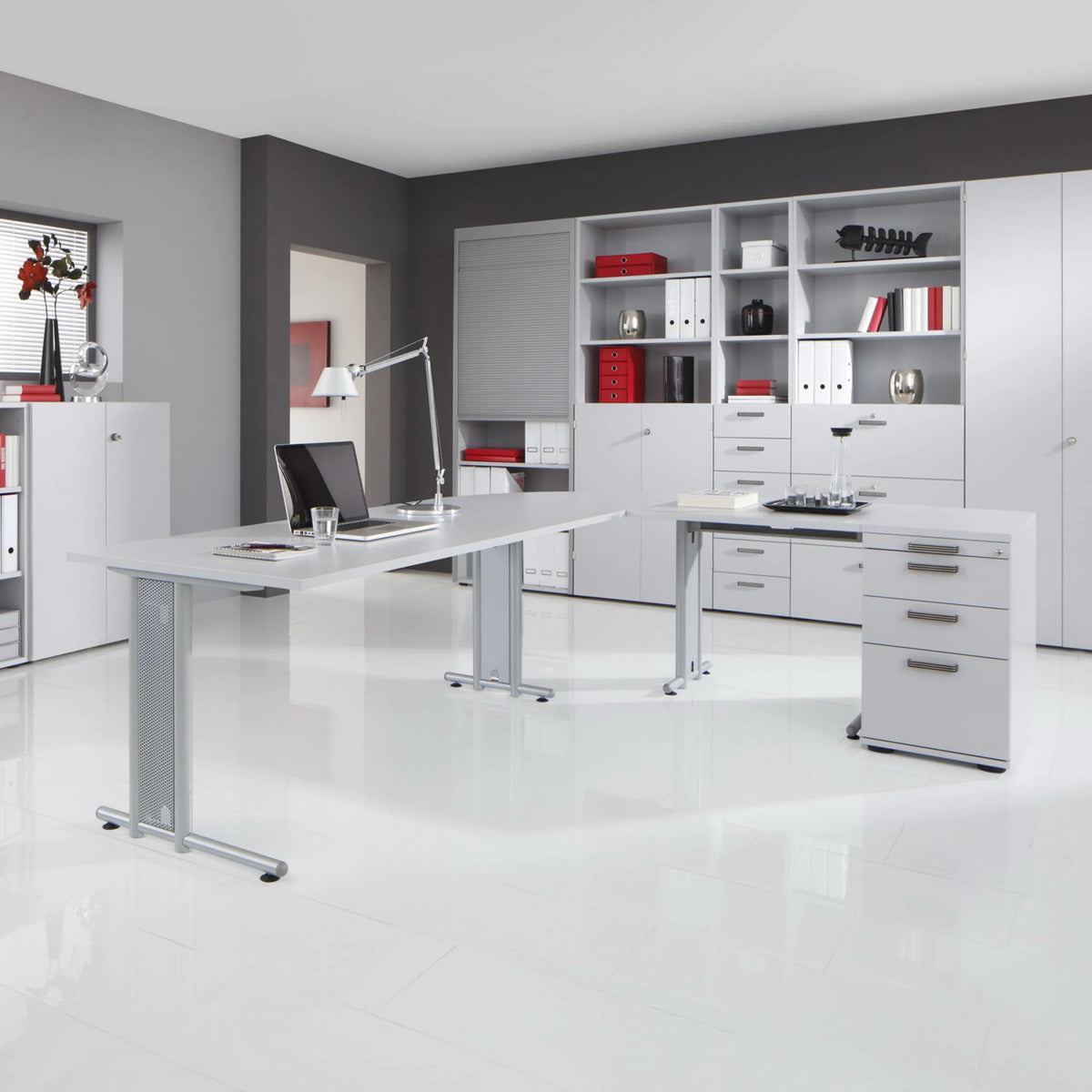 Schreibtisch NANO 2E S in Grau und Silber mit Maßen von 200 × 100 cm und einem Rollcontainer von hjh OFFICE PRO