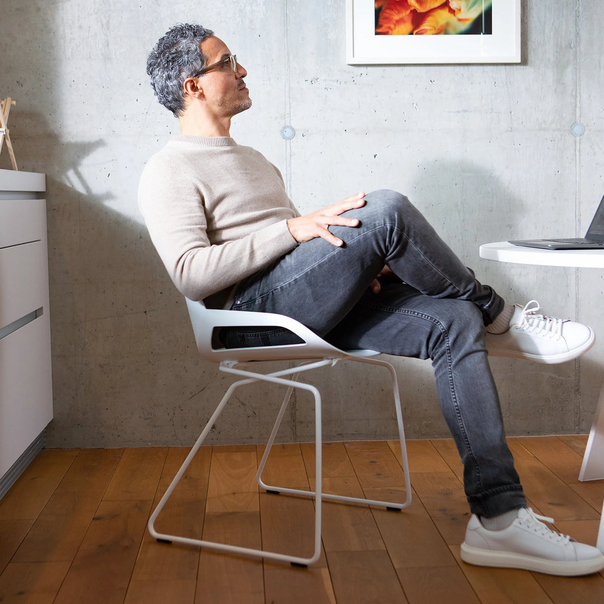 Besucherstuhl AERIS NUMO COMFORT W mit weißem Gestell und schwarzem Stoffbezug von Aeris - Impulsmöbel