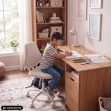 Beiger Kinderdrehstuhl Lumikid an einem Schreibtisch von hjh OFFICE (KI-generiertes Bild)