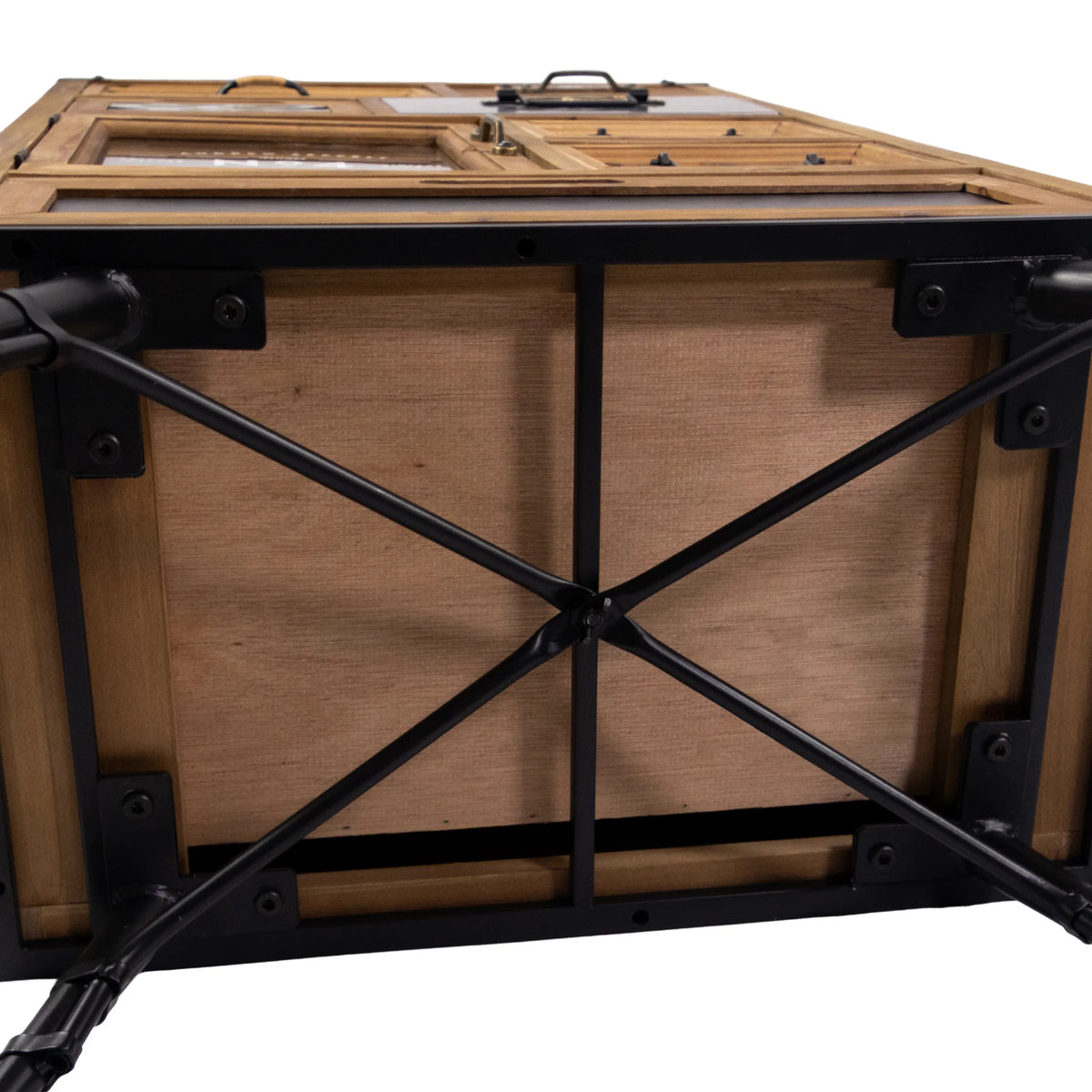 Unterseite mit schwarzem Metallgestell und Kreuzverstrebung des Sideboards CONTINENTO S von hjh LIVING