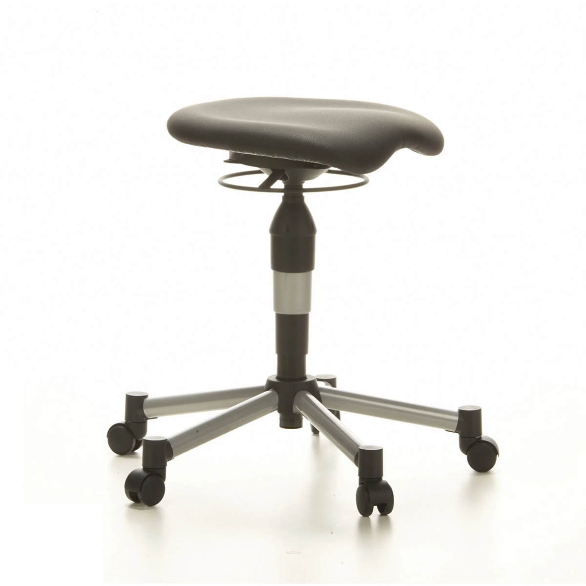 Schwarzer Drehhocker BALANCE 20 mit gepolsterter Sitzfläche und Fußkreuz mit fünf Rollen von Topstar – 360-Grad-Ansicht (schräge Frontansicht 60°)