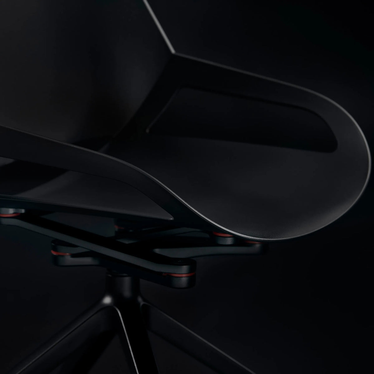 Seitliche Armlehne und Sitzschale des Besucherstuhls AERIS NUMO in Schwarz von Aeris - Impulsmöbel