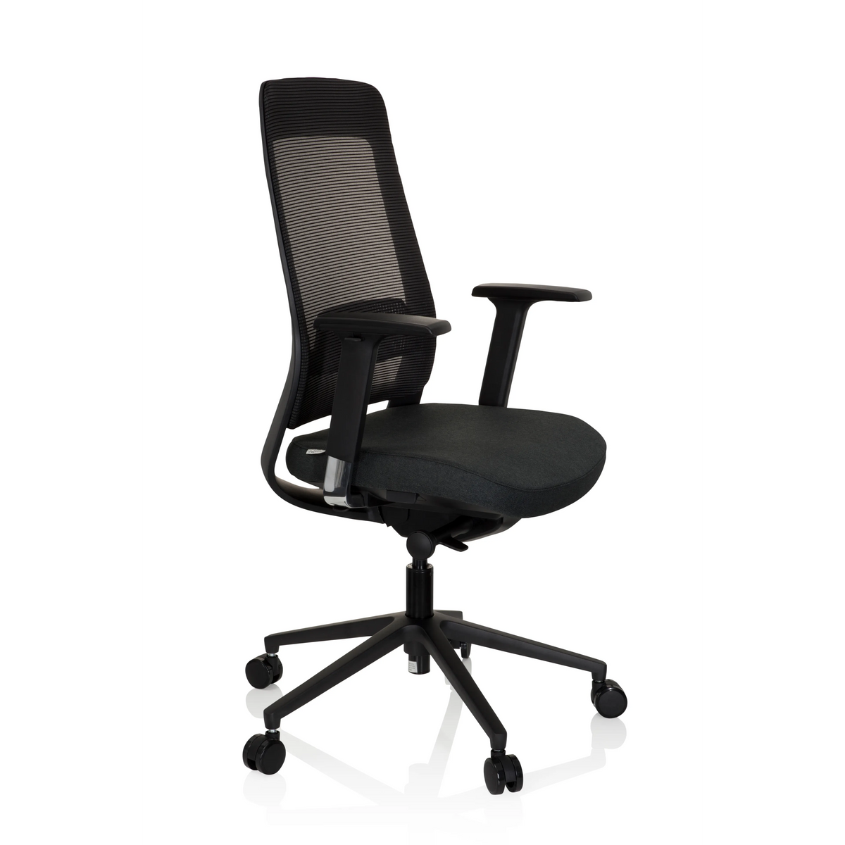 Schwarzer Profi-Bürostuhl CHIARO T1 BLACK mit Netzrücken und Fußkreuz mit fünf Rollen von hjh OFFICE – 360-Grad-Ansicht (schräge Frontansicht 60°)