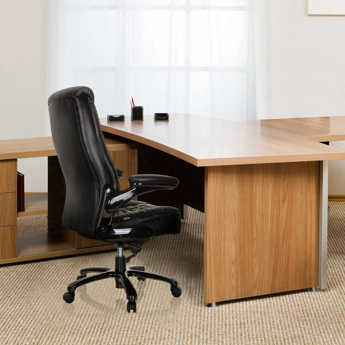 Schwarzer XXL Drehstuhl INSTRUCTOR III aus Kunstleder an einem hölzernen Schreibtisch von hjh OFFICE