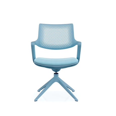Hellblauer Besucherstuhl FLEX CHAIR V mit perforierter Rückenlehne und viersternförmigem Fuß von Bosen Europe